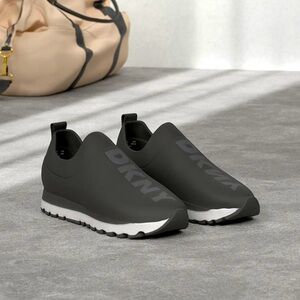 DKNY SLIP ON JOGGER SNEAKER - BLACK SIZE 9.5 (NEW WITH TAGS)